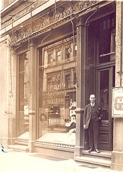 O avô, David J. Cohen, na entrada de sua livraria/papelaria. Berlim, 1926.
