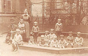  O pai, Richard Cohen, com colegas do jardim de infância. Berlim, 1919.