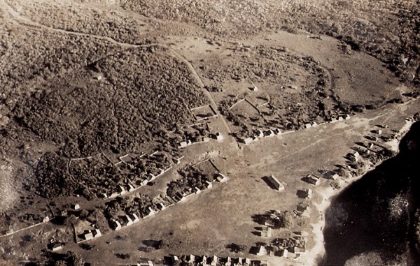 Vista aérea da vila de Barra do Riacho. Aracruz, ES, 14 de junho de 1950.