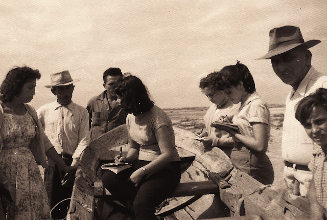 Estudantes em pesquisa, Nova Almeida, Serra, ES, anos 50.
