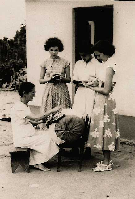 Estudantes em pesquisa, Guarapari, ES, anos 50.