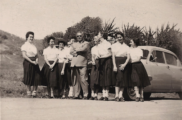 Professor Guilherme Santos Neves entre suas alunas do Colégio do Carmo durante trabalho de pesquisa folclórica. Anos 1950.
