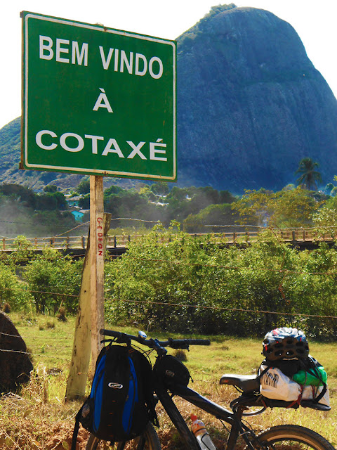 Arredores de Cotaxé, com a Pedra da Viúva ao fundo. Foto Gilson Soares, 2014.