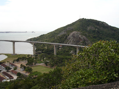 Morro do Moreno visto do Convento da Penha. Foto Maria Clara Medeiros Santos Neves, setembro de 2006.