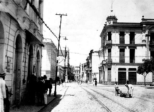 Avenida Jerônimo Monteiro antes do alargamento. Anos 1920. Acervo Dalton Lordello de Carvalho.