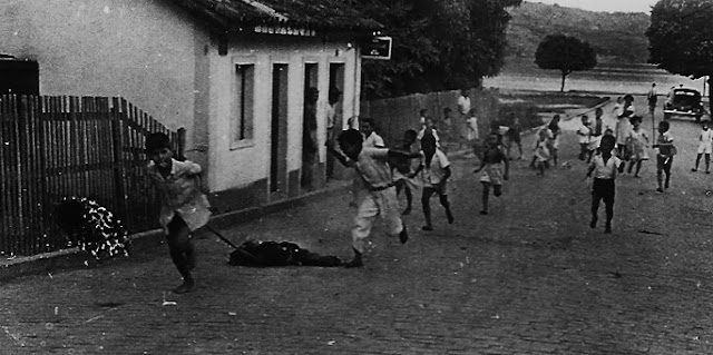Malhação de judas. Foto Guilherme Santos Neves, anos 1940.