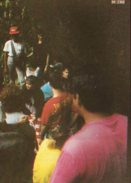 Foto 11 - Hora do almoço, próximo ao ponto culminante do Mestre Álvaro. Aproveitando-se da rocha para abrigar-se da chuva e do frio, os excursionistas fazem seu lanche. Foto do autor, outubro de 1989.