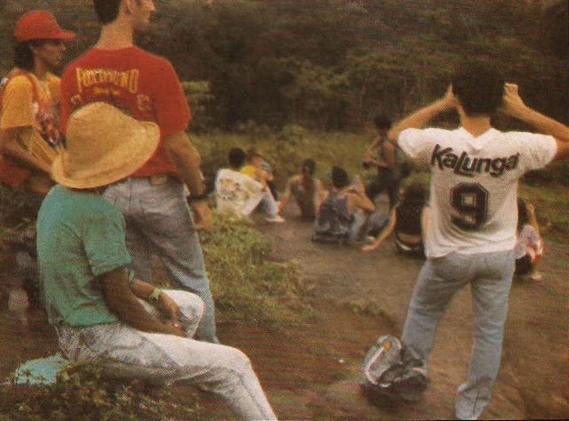 Foto 14 - Numa excursão ao Mestre Álvaro, uma parada para o merecido descanso do grupo. Foto do autor, 28 de outubro de 1989.