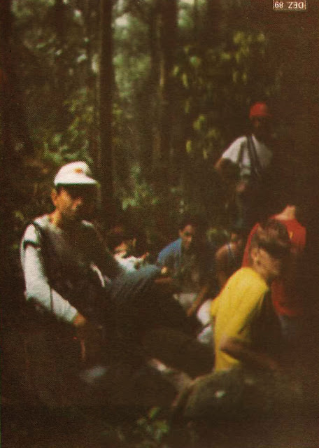 Foto 18 - Fatigados da caminhada exaustiva por trilhas íngremes e escorregadios, os integrantes do grupo fazem um curto descanso. Foto do autor, outubro de 1989.
