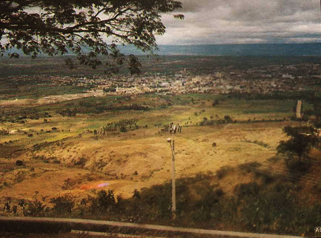 Foto 16 - Vista de parte da cidade da Serra, quando ainda estávamos em cotas mais baixas das encostas do Mestre Álvaro. Foto do autor, outubro de 1989.
