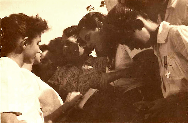 Estudantes em pesquisa, Estrada do Contorno, Vitória, ES, anos 40.