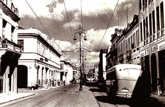 Foto da Avenida Capixaba nos anos 1940 com o prédio de A Tribuna à direita. Acervo Arquivo Geral da Prefeitura de Vitória.