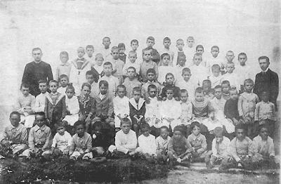 Escola paroquial. à esquerda, padre Parensen e à direita o Prof. Kosciuszko Leão. Vitória, 1908.