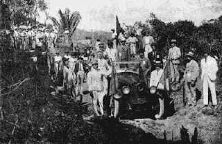 Visita do presidente Nestor Gomes à construção da Estrada Santa Teresa-Itaguaçu, trecho próximo ao Caldeirão. Construtor: Serafim Derenzi, 1923-24. Fotógrafo não identificado.