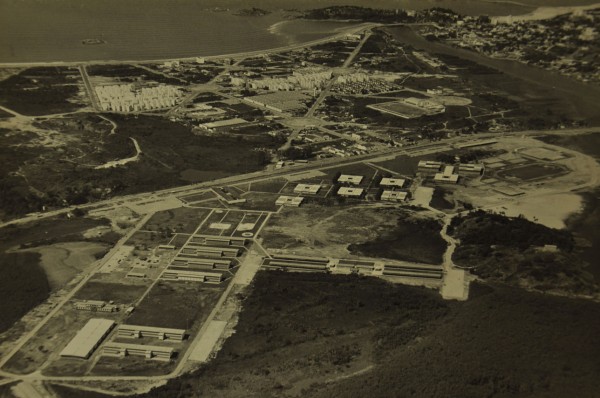 Vista aérea da UFES, Jardim da Penha e Praia do Canto. Fotógrafo não identificado.