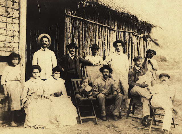 O engenheiro Ceciliano Abel de Almeida (terceiro sentado da direita para a esquerda), em 1907, durante a construção da Estrada de Ferro Vitória a Minas.