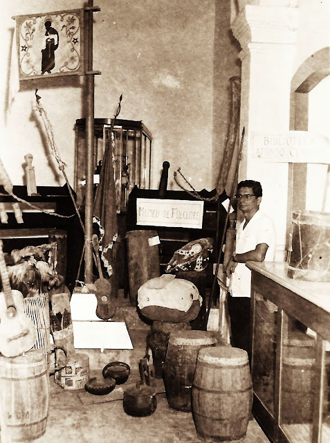 Hermógenes Lima Fonseca no Museu Capixaba de Folclore, em Vitória, ES. Fotógrafo não identificado. Anos 1950.